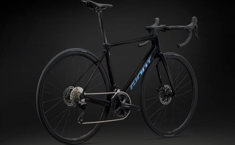 GIANT TCR ADVANCED 2 KOM 2025 - Review, Test & Price