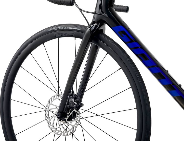 2024 ジャイアントのTCR ADVANCED 1 KOM GIANT TCR ADVANCED DISC 1 KOM 2024 - Review, Test & Price