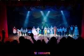 Alunos de teatro da Vibrarte em O Mágico de Oz no Teatro Serafim Gonzalez em Praia Grande