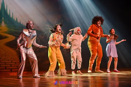 Alunos de teatro da Vibrarte em O Mágico de Oz no Teatro Serafim Gonzalez em Praia Grande