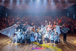 Alunos de teatro da Vibrarte em O Mágico de Oz no Teatro Serafim Gonzalez em Praia Grande