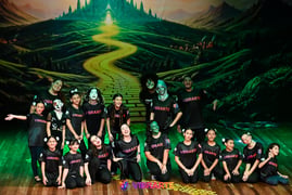 Alunos de teatro da Vibrarte em O Mágico de Oz no Teatro Serafim Gonzalez em Praia Grande