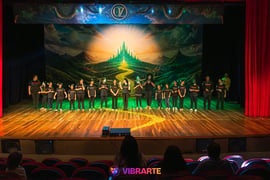 Alunos de teatro da Vibrarte em O Mágico de Oz no Teatro Serafim Gonzalez em Praia Grande