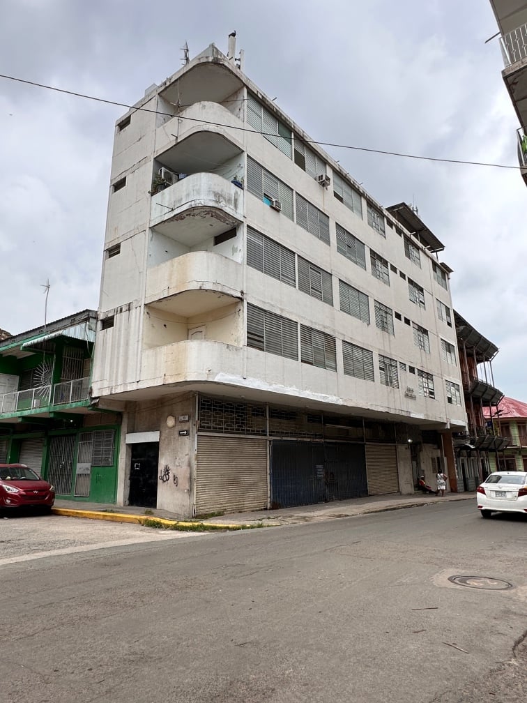 Edificio en Casco Antiguo — vista desde la calle, balcones redondeados