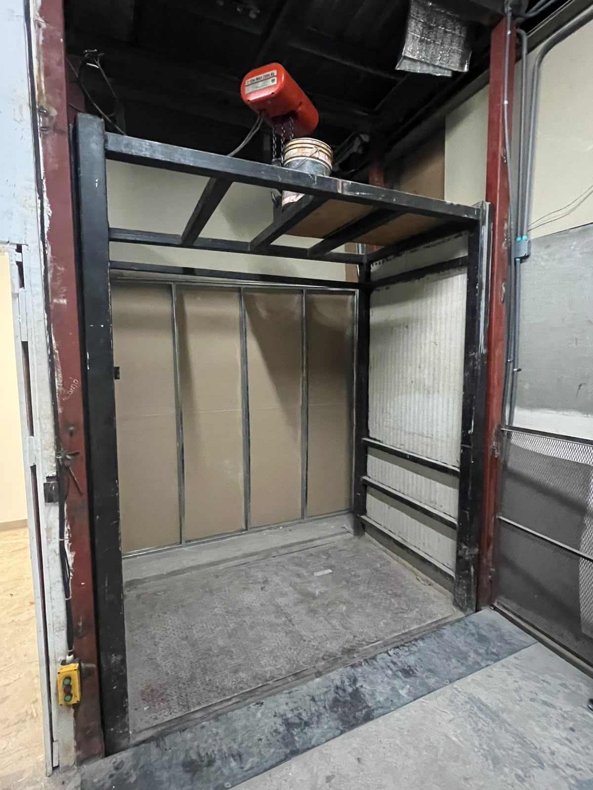 Elevador en el piso superior