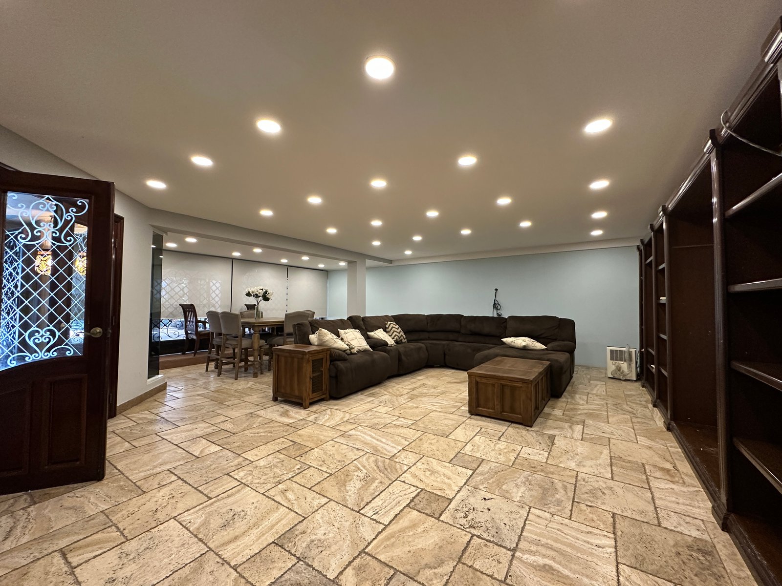 Casa en Betania — sala con sofá seccional y acceso de herrería