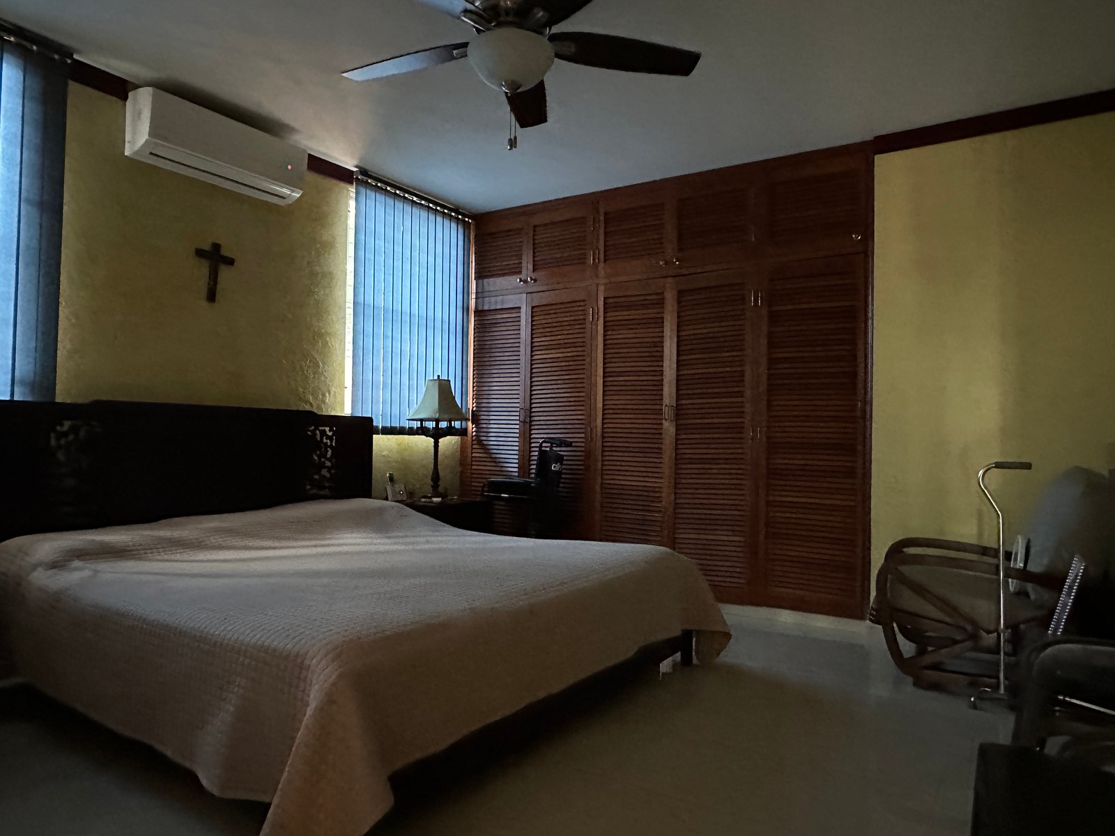 Casa en Betania — habitación con clósets de madera