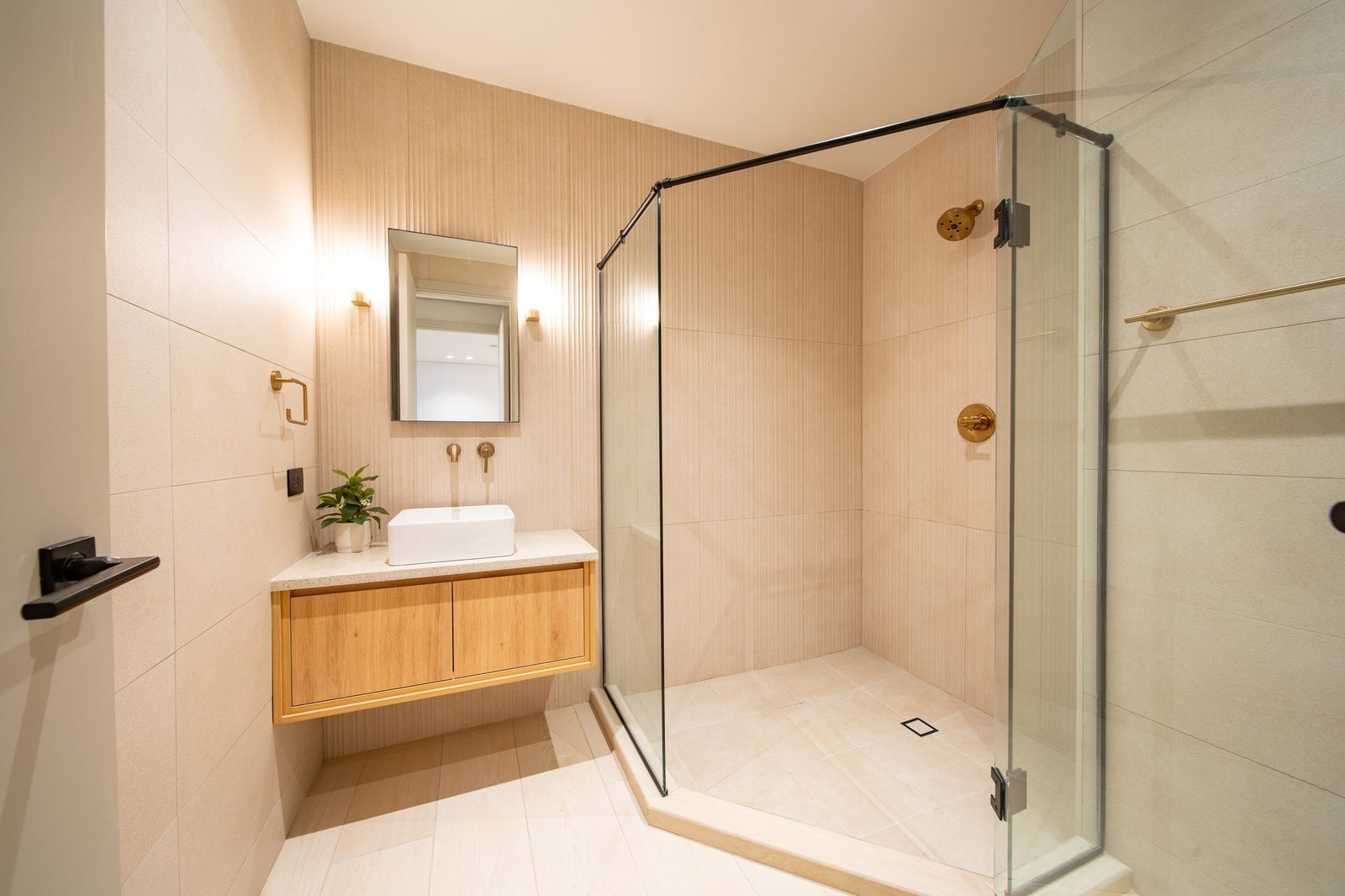 Ducha del baño principal y lavamanos