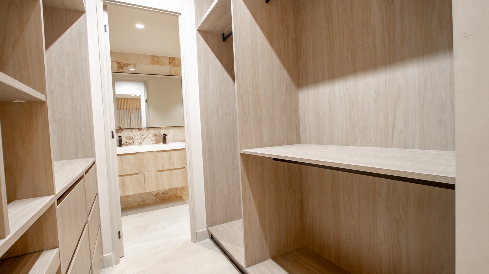 Walking Closet