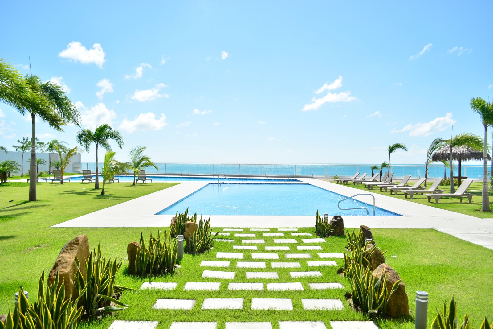 Área social con piscinas y terraza en apartamentos en Playa Gorgona