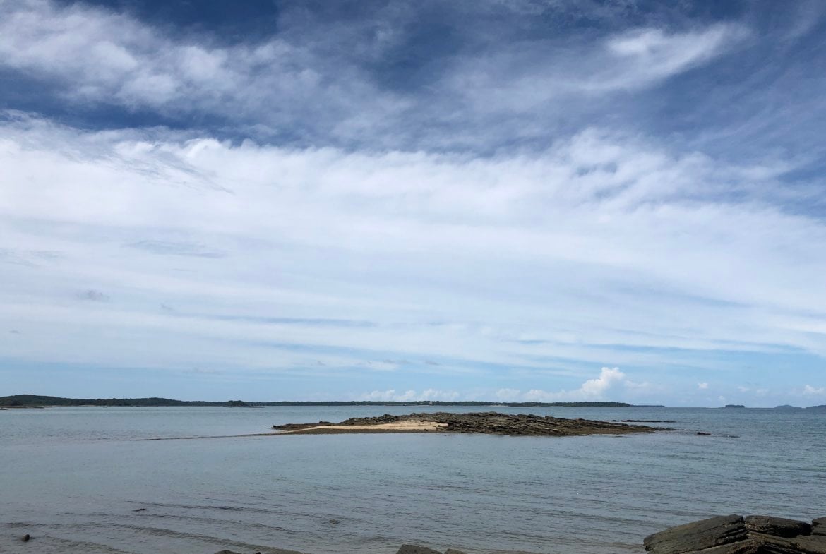 Vista de Islote durante marea baja entre las 2 Islas de Afuera y Adentro