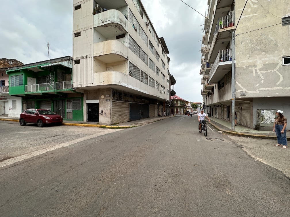 Edificio en Casco Antiguo — fachada y locales de planta baja