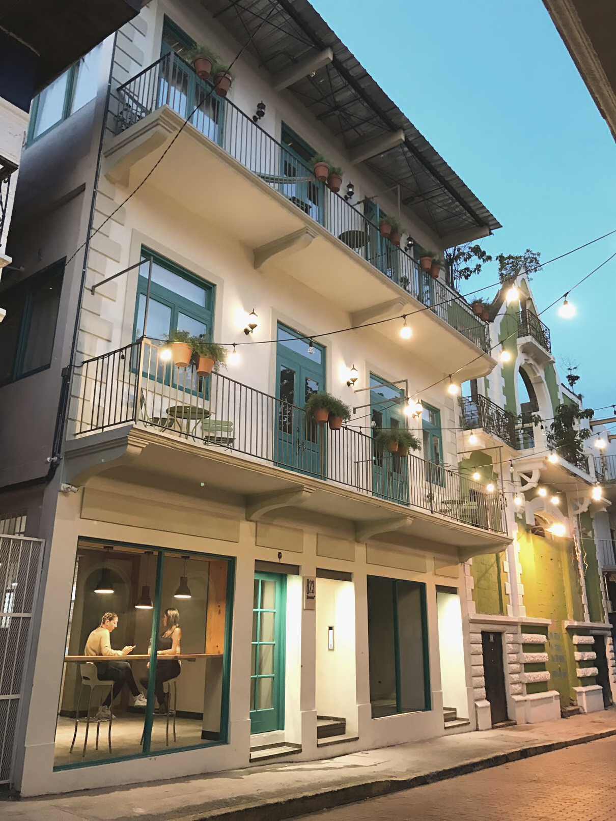 Casa 8-23 — fachada de noche