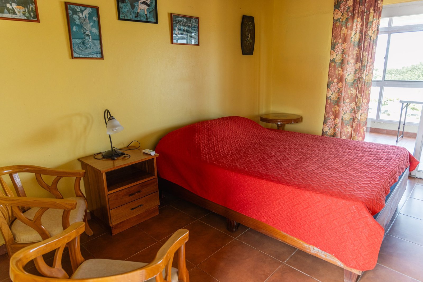 San Felix Fishing Lodge — recámara principal con balcón