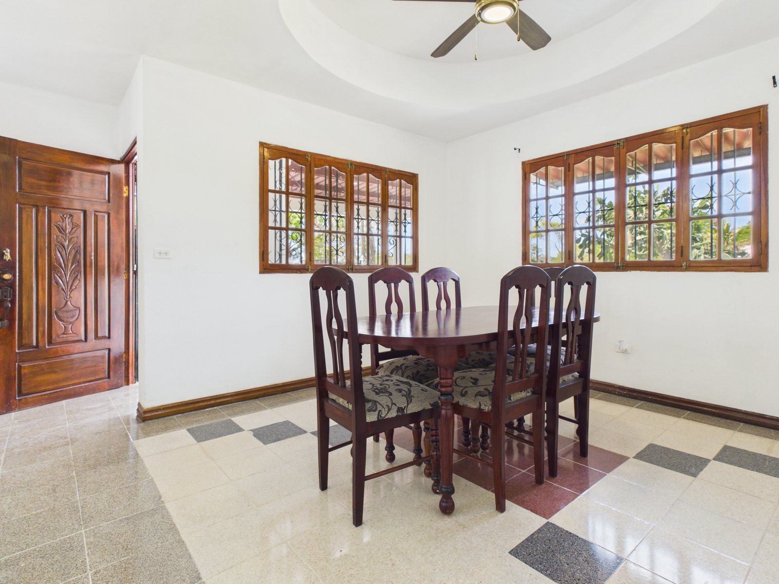 Casa en Antón — comedor y puerta principal de madera