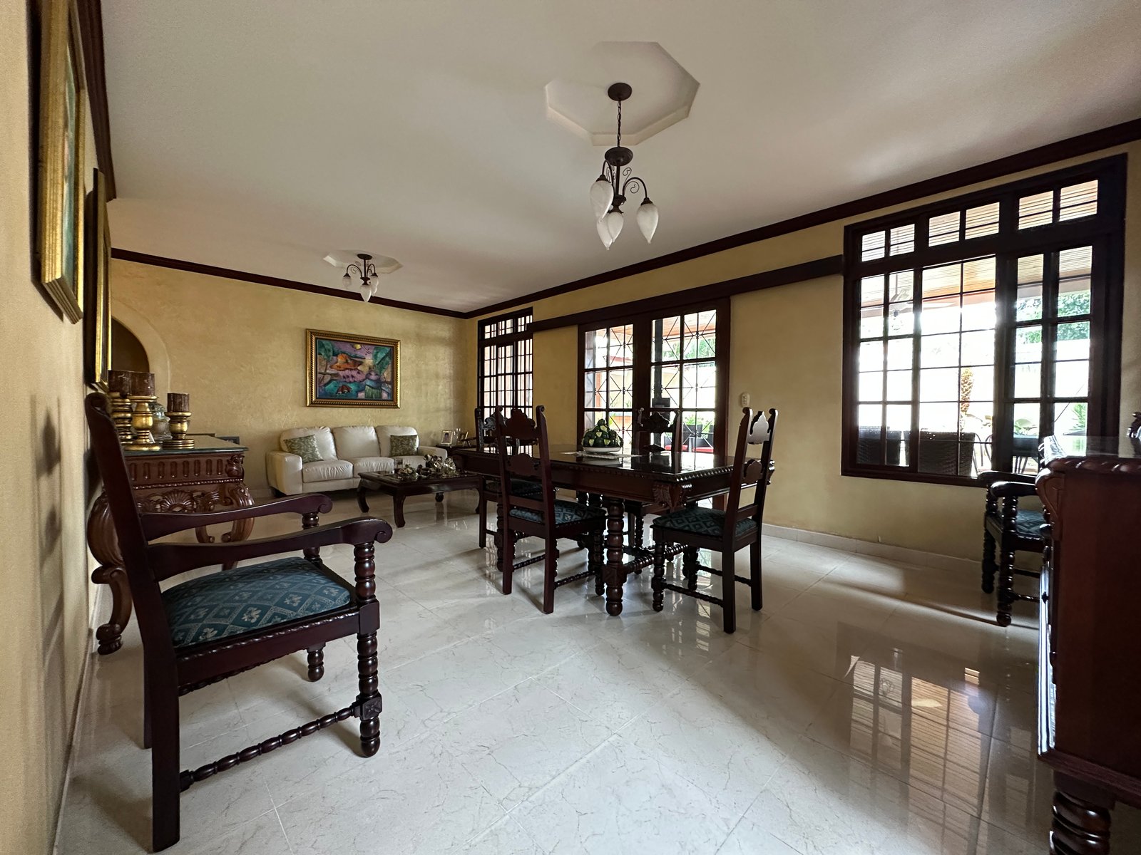 Casa en Betania — sala-comedor con ventanales