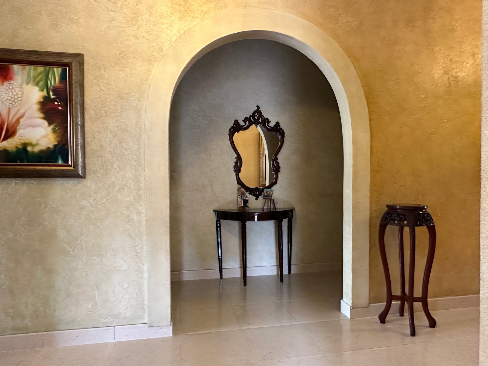 Casa en Betania — nicho decorativo con espejo antiguo