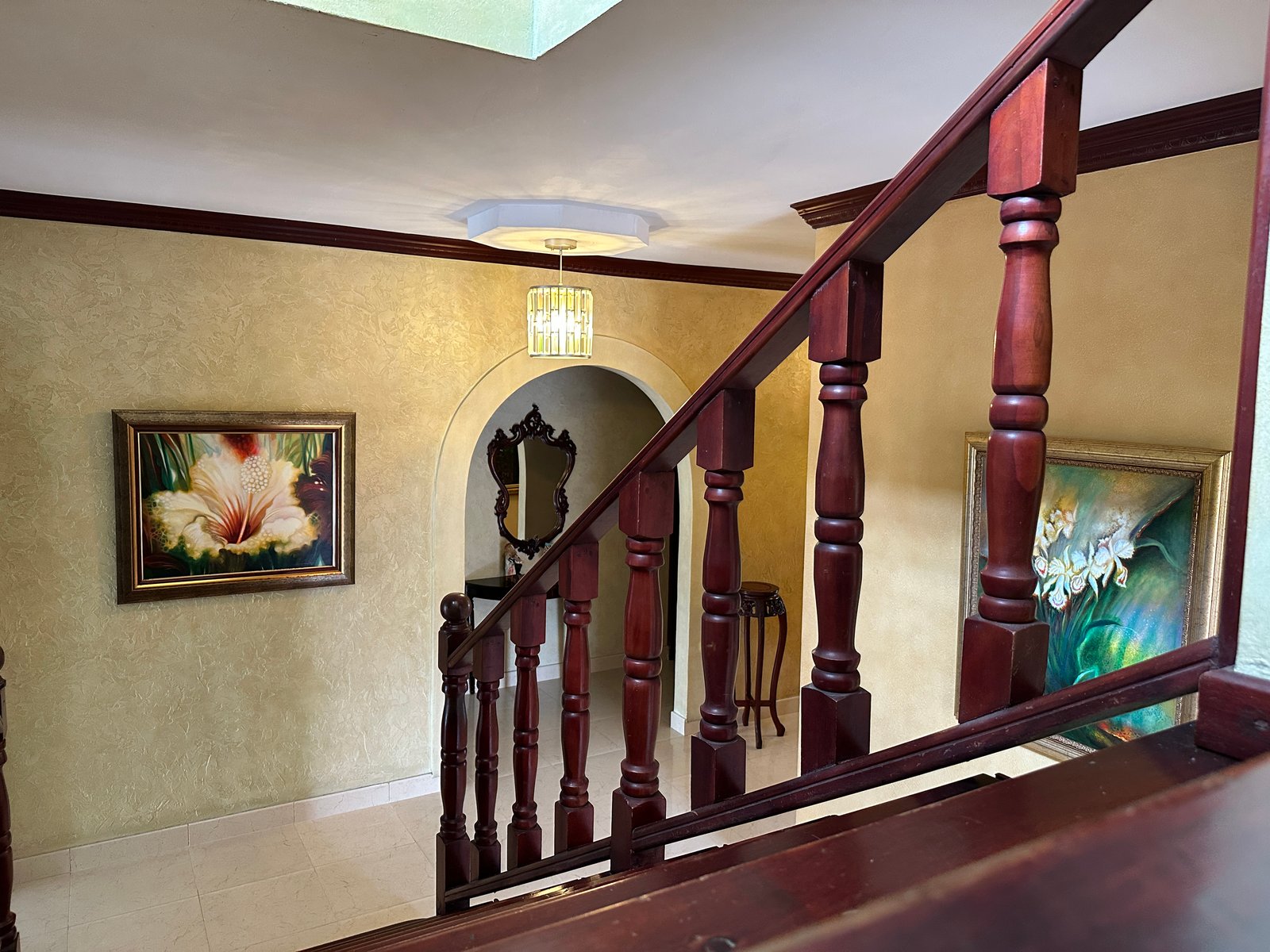 Casa en Betania — vista de la escalera hacia el vestíbulo