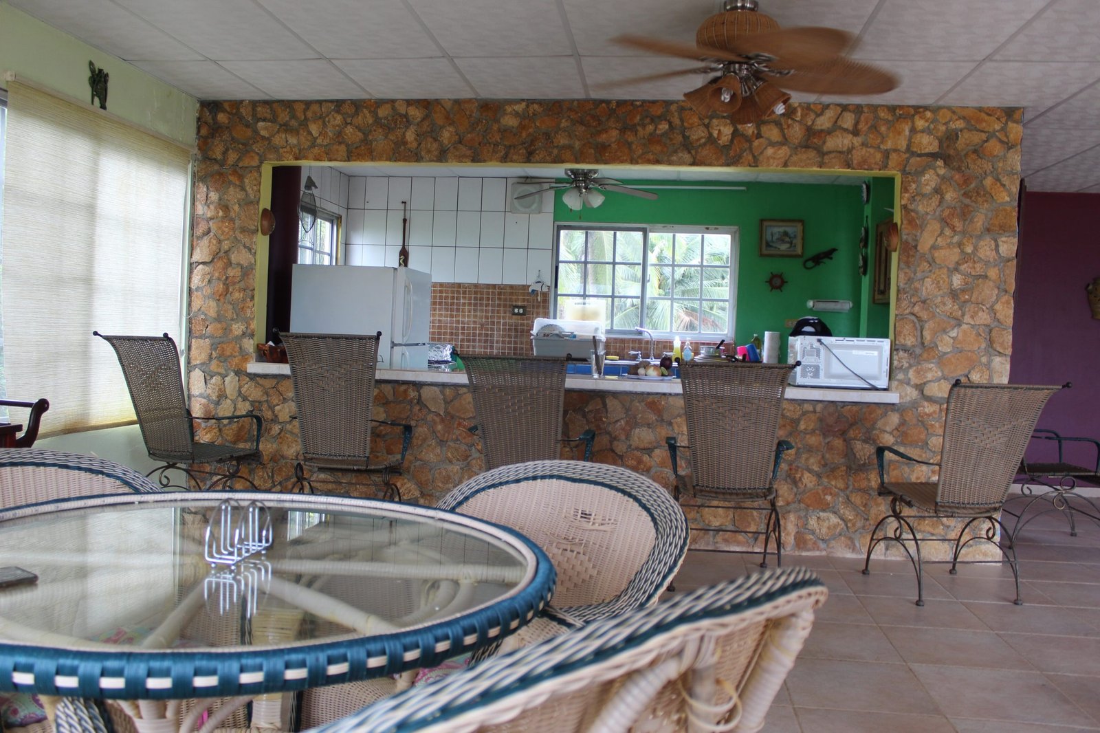San Felix Fishing Lodge — comedor con barra de piedra