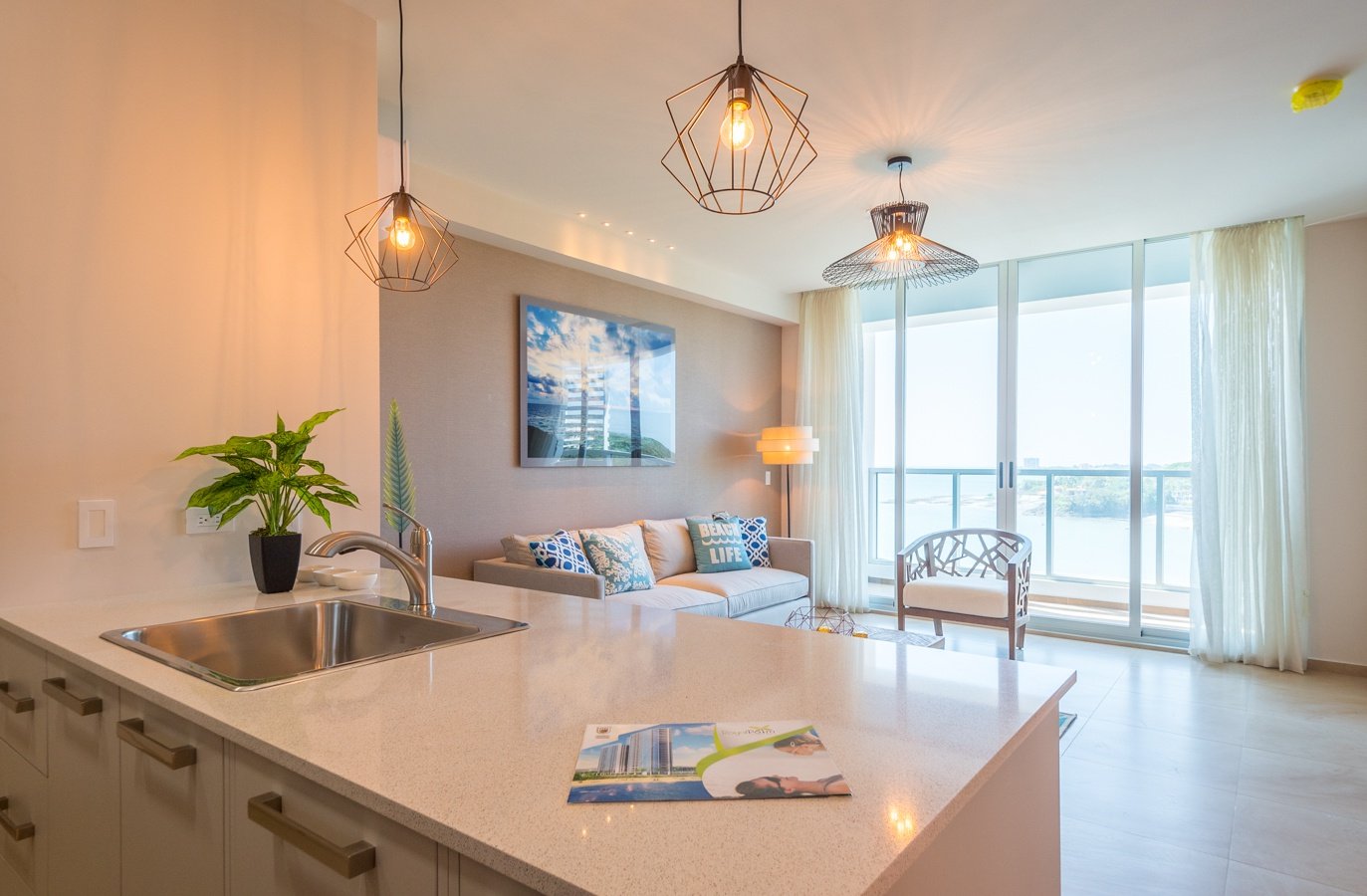Sala de estar y cocina abierta en apartamentos en Playa Gorgona