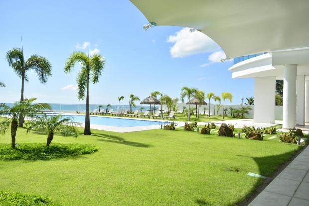Área social con piscinas y terraza en apartamentos en Playa Gorgona II