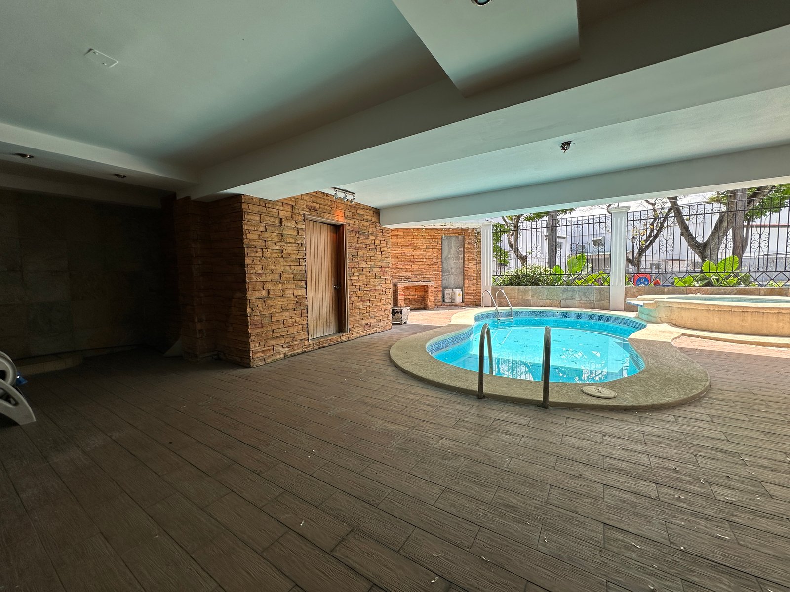 Casa en Betania — piscina y cuarto de sauna revestido en piedra