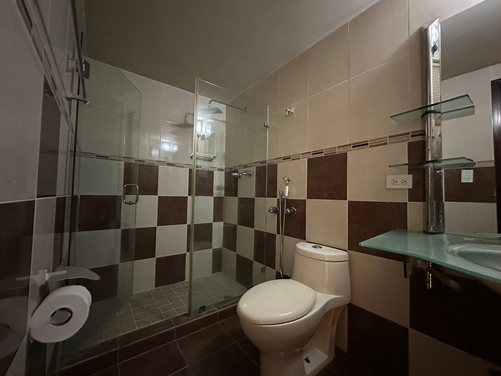 Casa en Betania — baño con ducha de vidrio