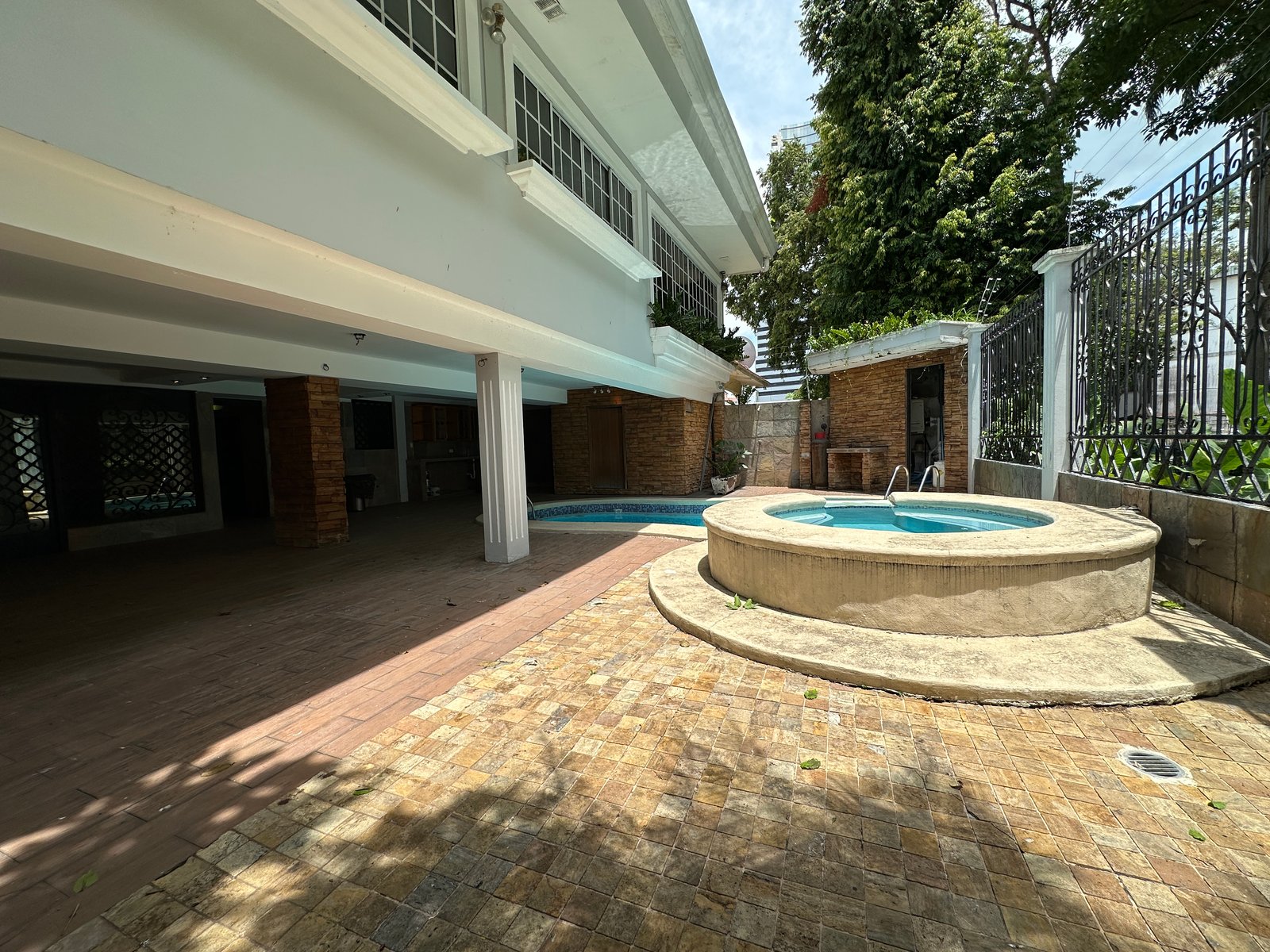 Casa en Betania — piscina y jacuzzi circular