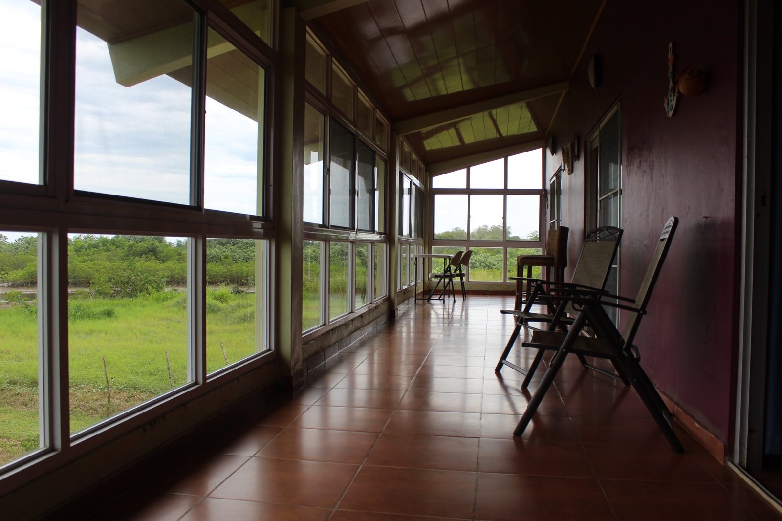 San Felix Fishing Lodge — galería techada de la planta alta
