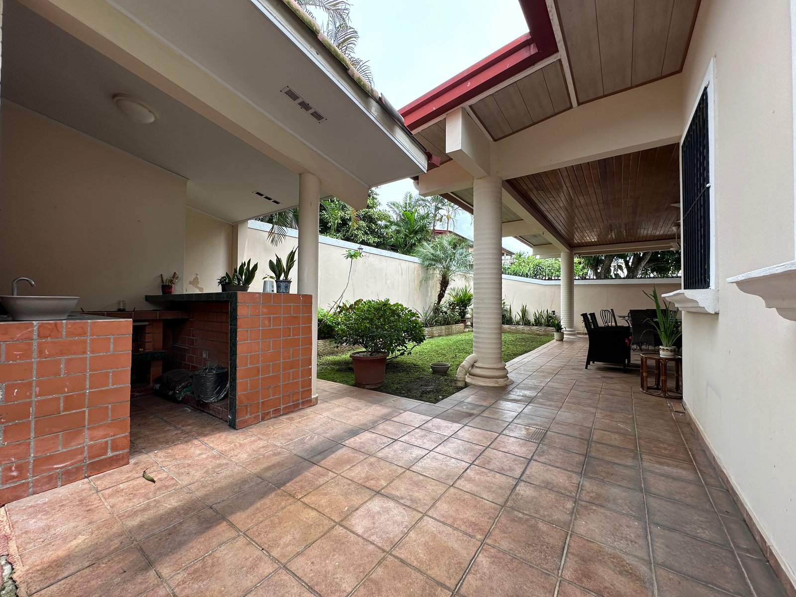 Casa en Betania — área de BBQ techada y jardín