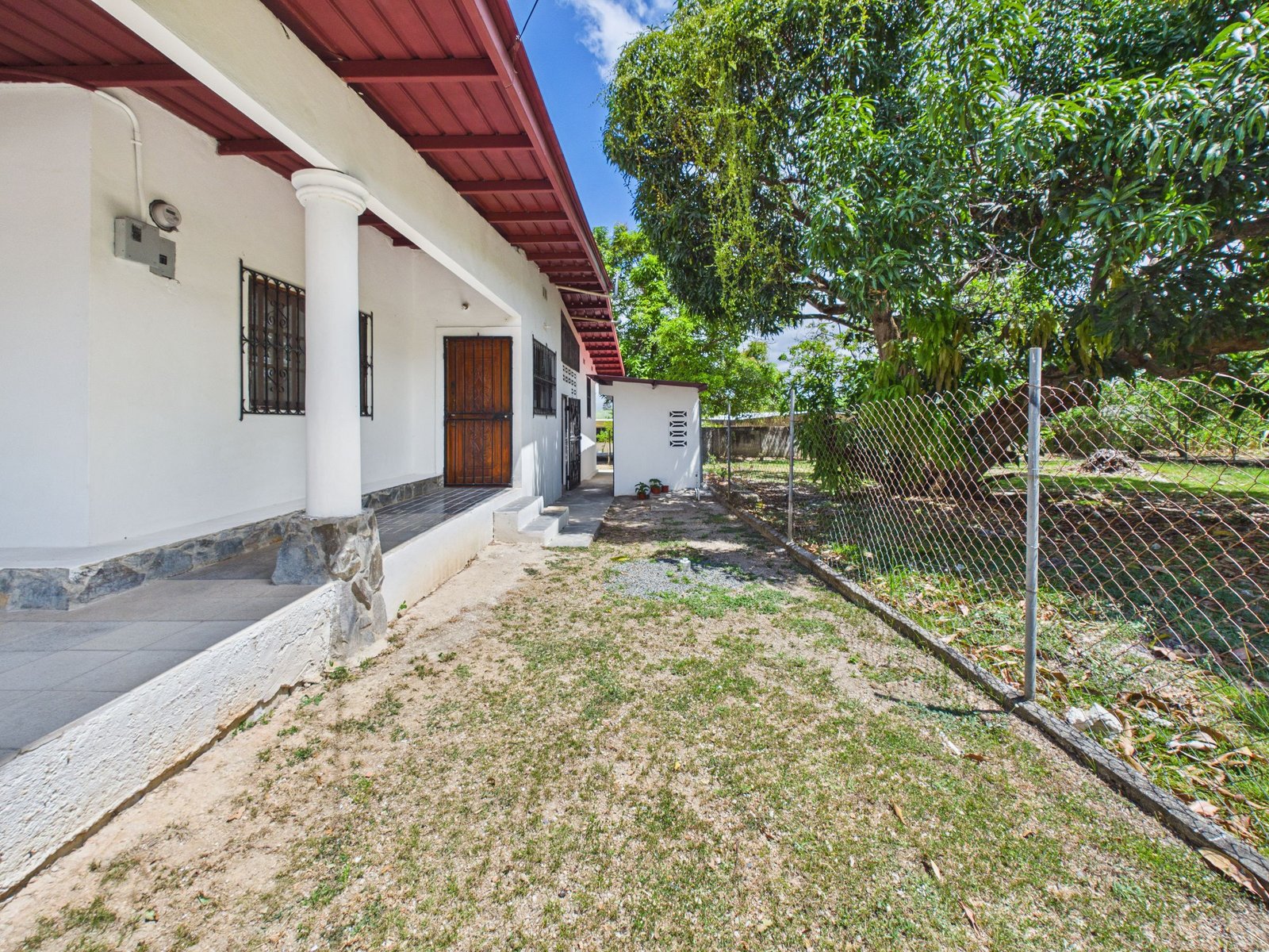 Casa en Antón — terraza lateral con columnas y acceso