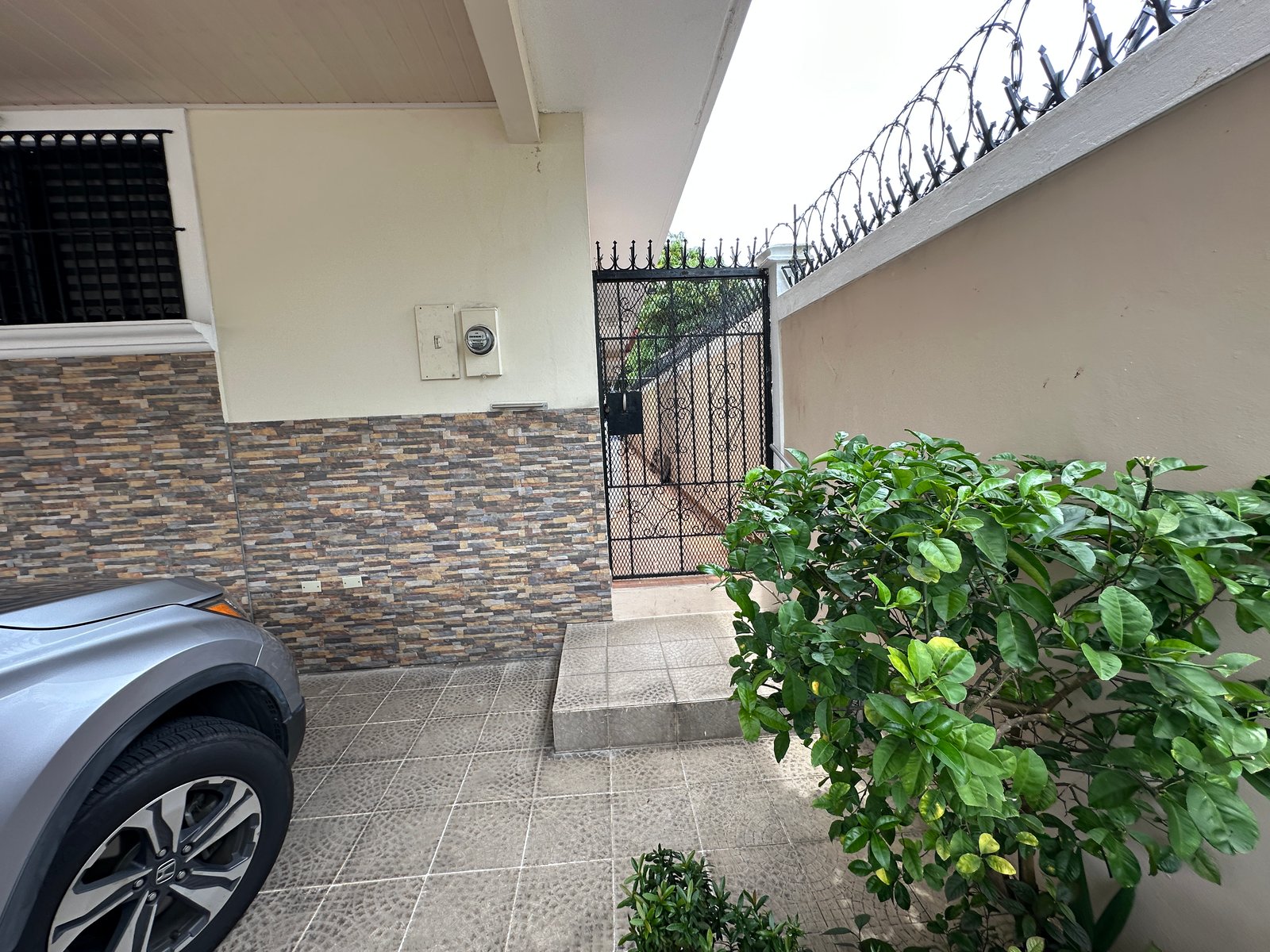 Casa en Betania — acceso lateral