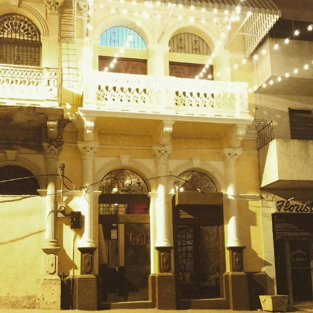 Edificio histórico en Casco Antiguo — entrada y balcón de hierro forjado