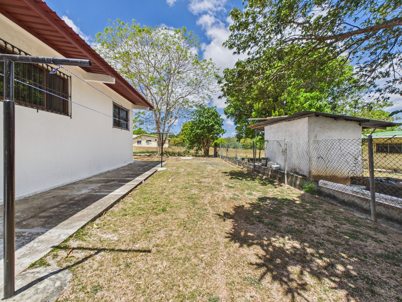 Casa en Antón — patio lateral con cerca de ciclón