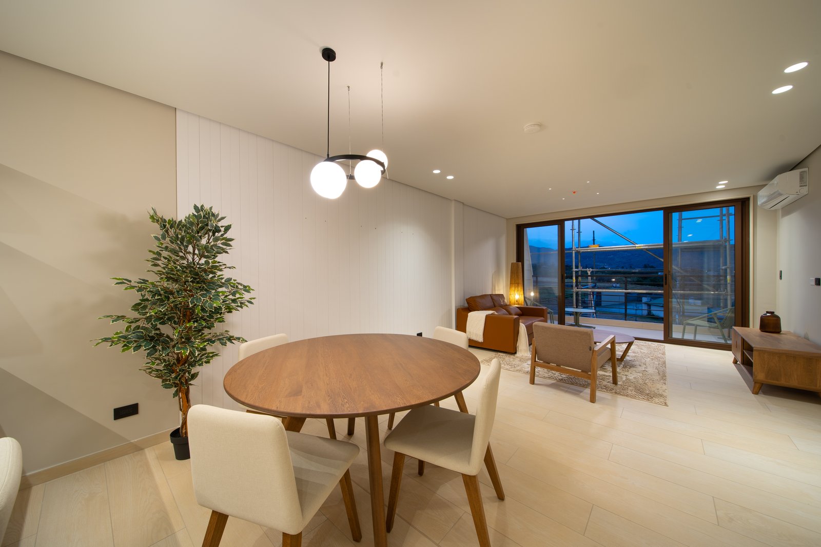 Sala-Comedor y Balcon
