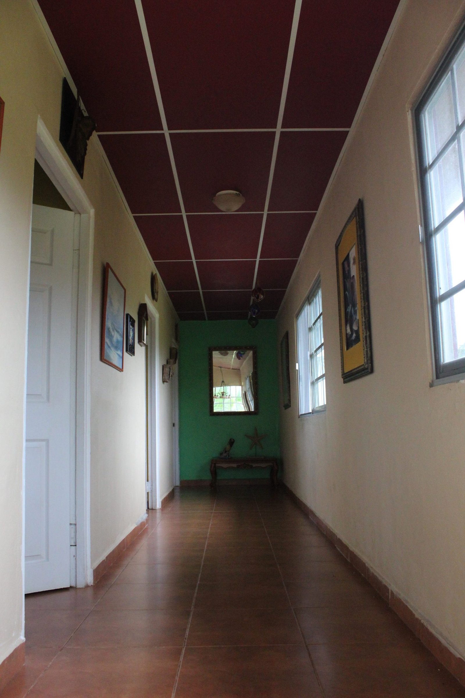 San Felix Fishing Lodge — pasillo interior