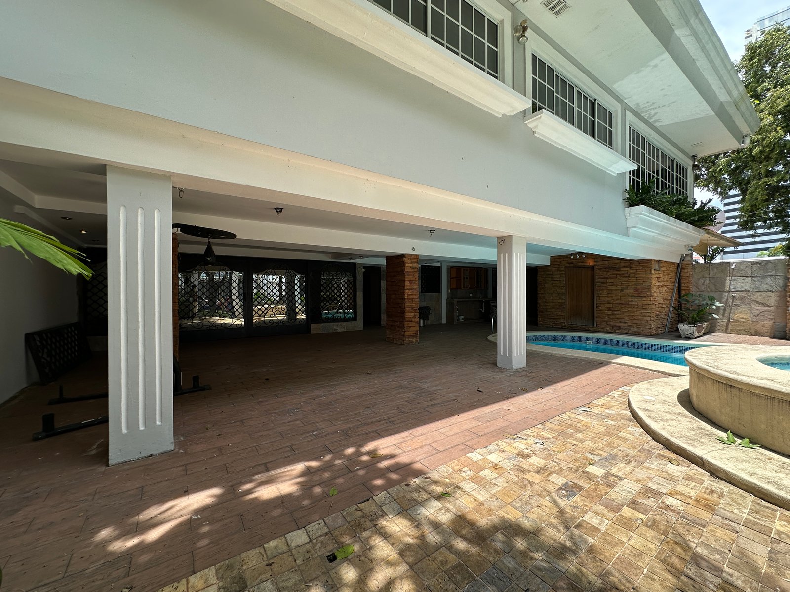 Casa en Betania — área techada junto a la piscina