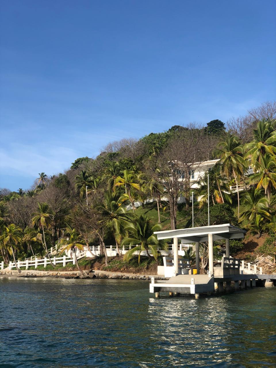 Acceso a la villa atraves del muelle y vereda
