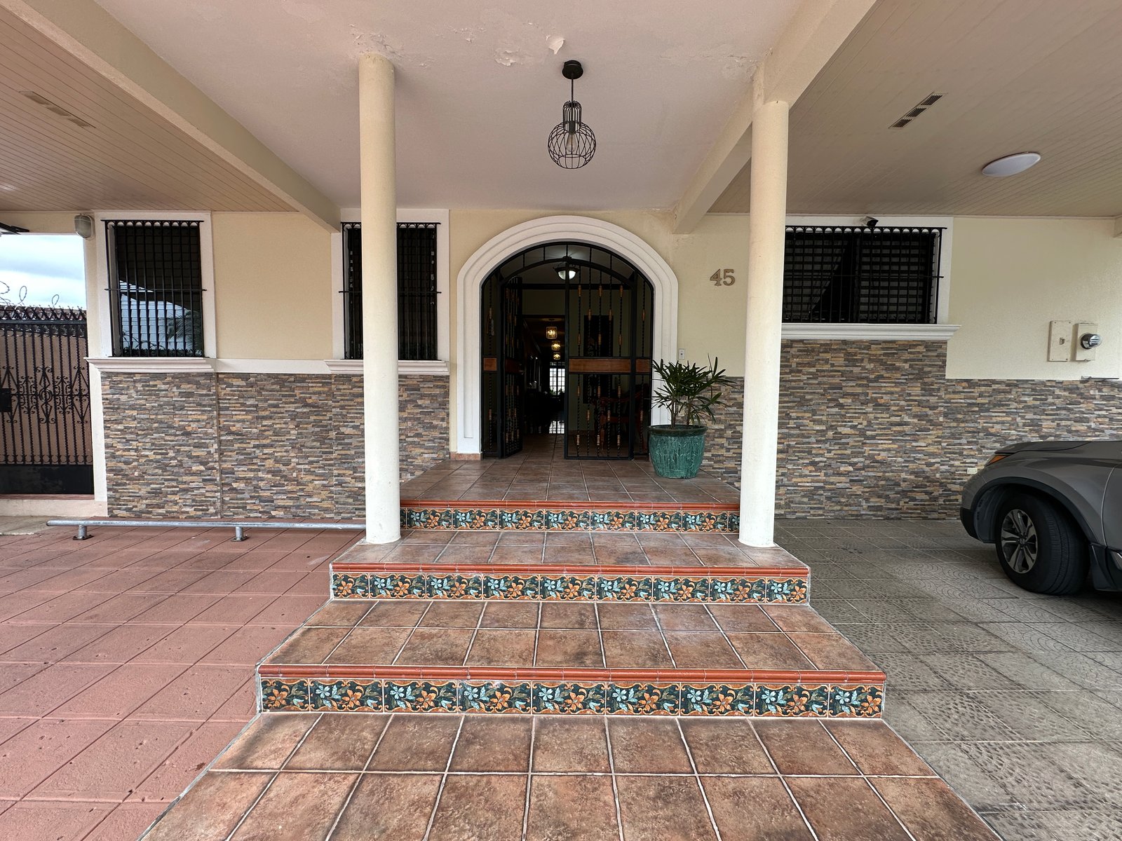 Casa en Betania — escalinata de entrada con azulejo decorativo