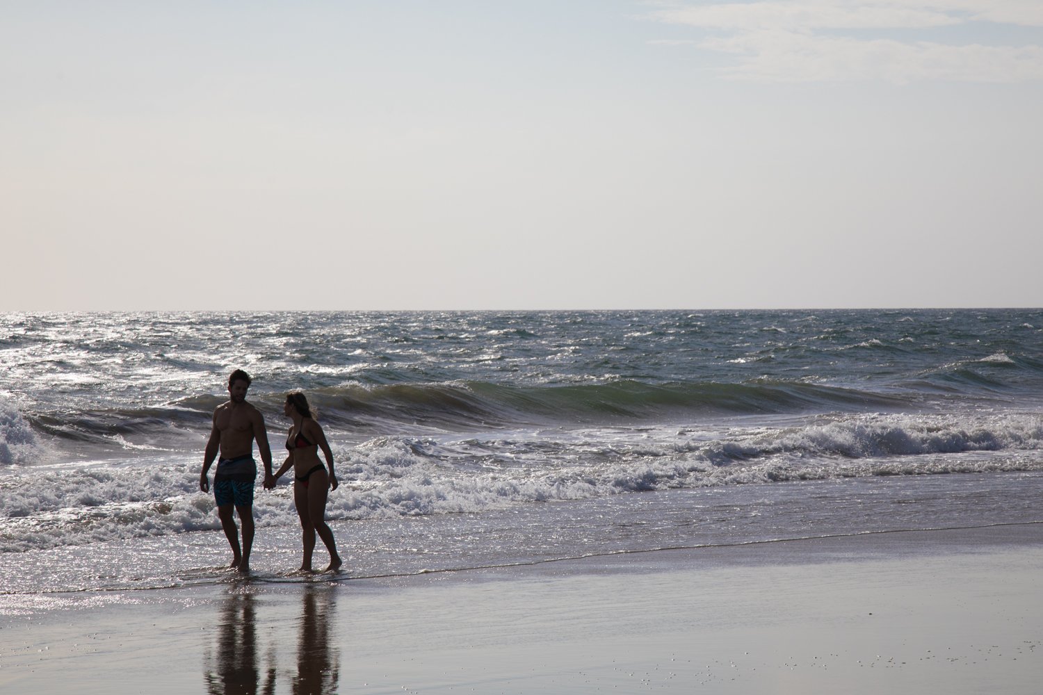 Andrómeda — pareja caminando en la playa
