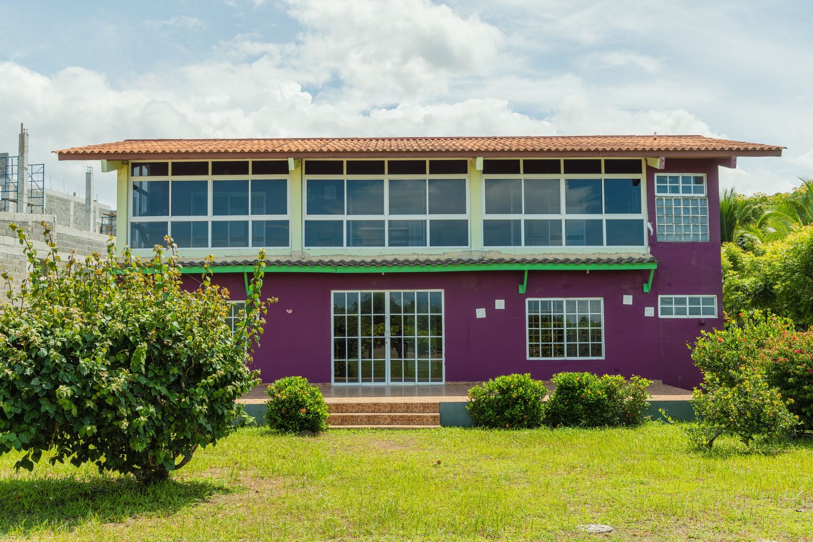 San Felix Fishing Lodge — fachada frontal y terraza