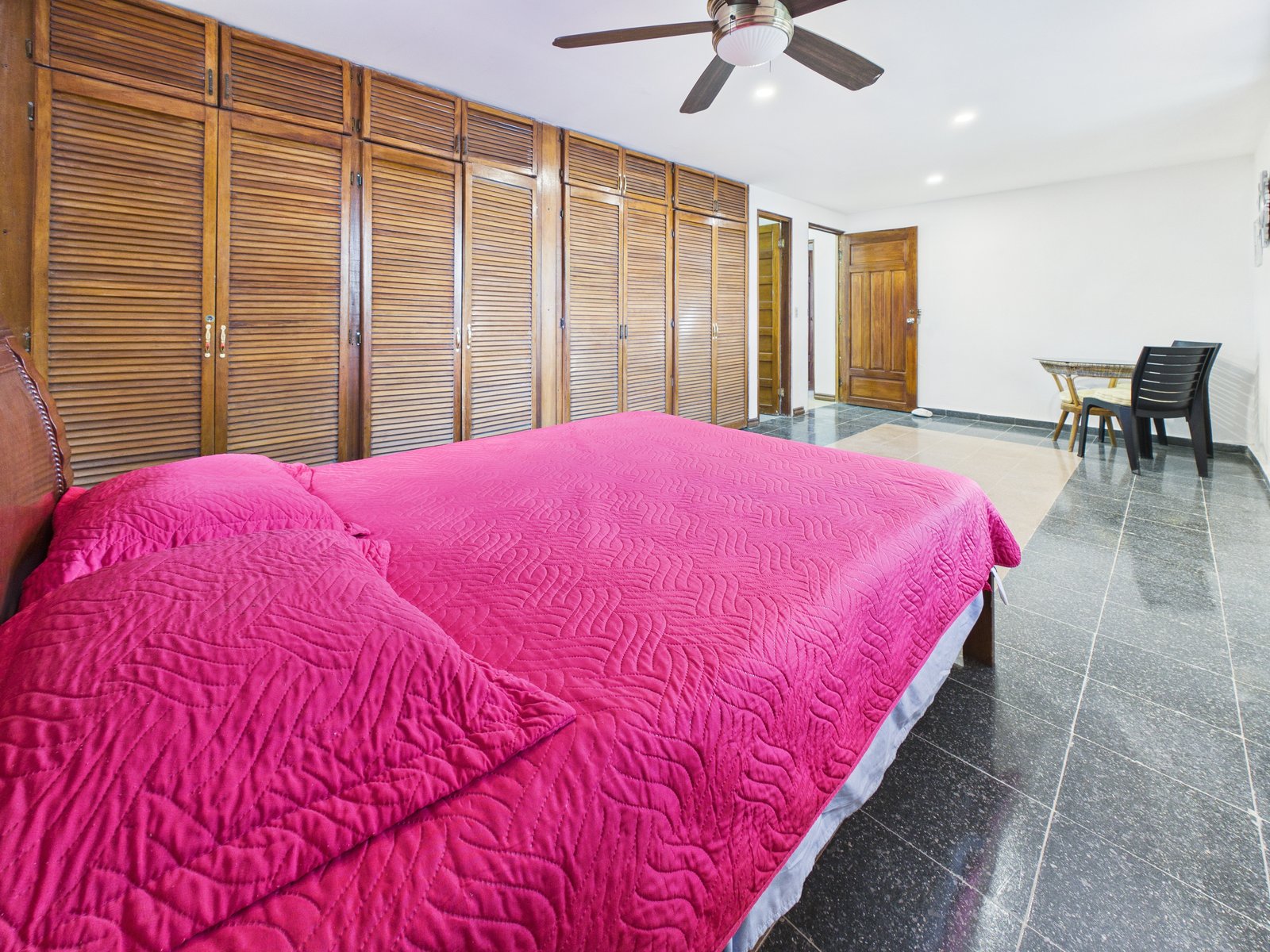 Casa en Antón — habitación principal con clósets de madera