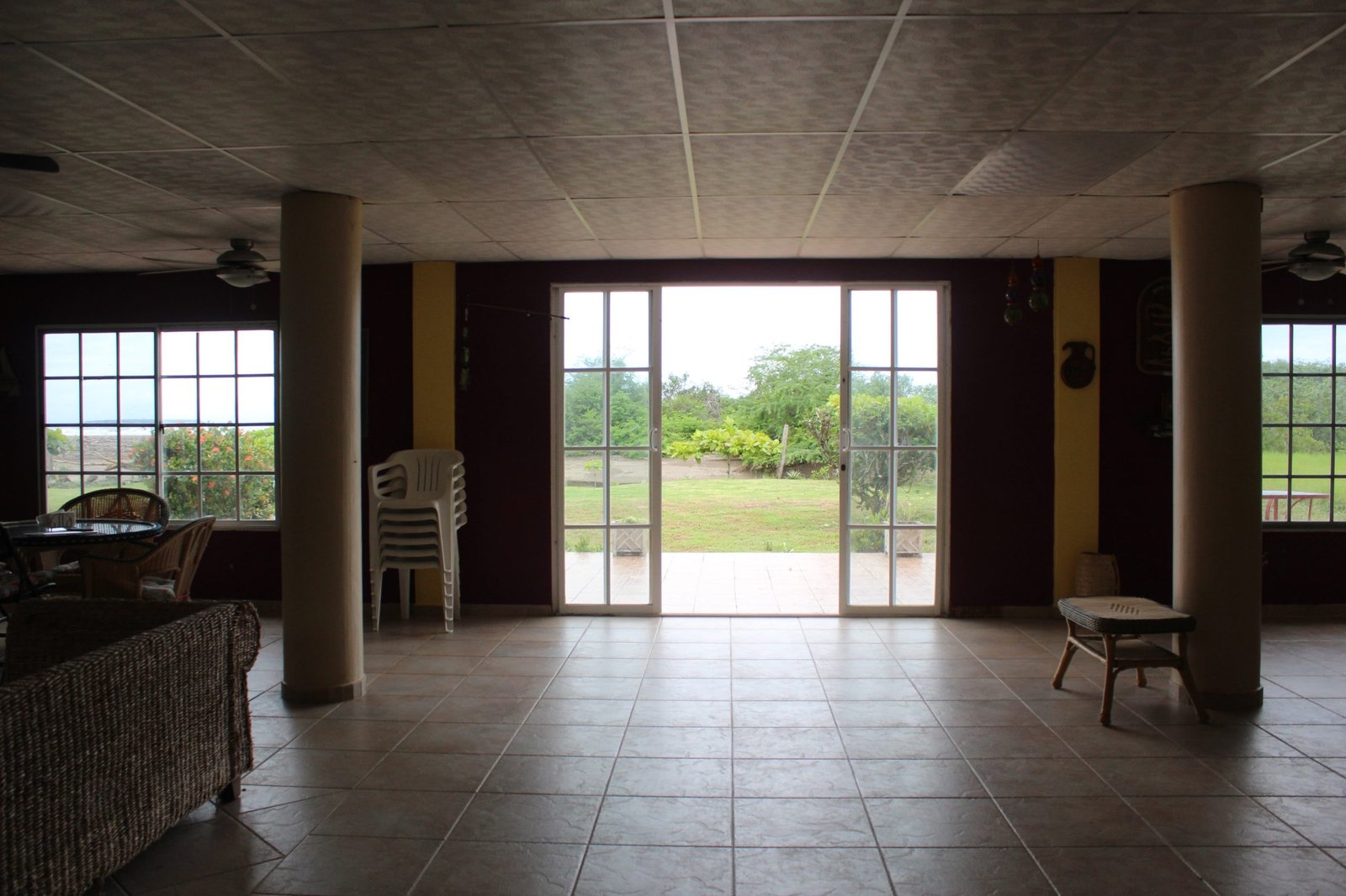 San Felix Fishing Lodge — sala principal con acceso al jardín