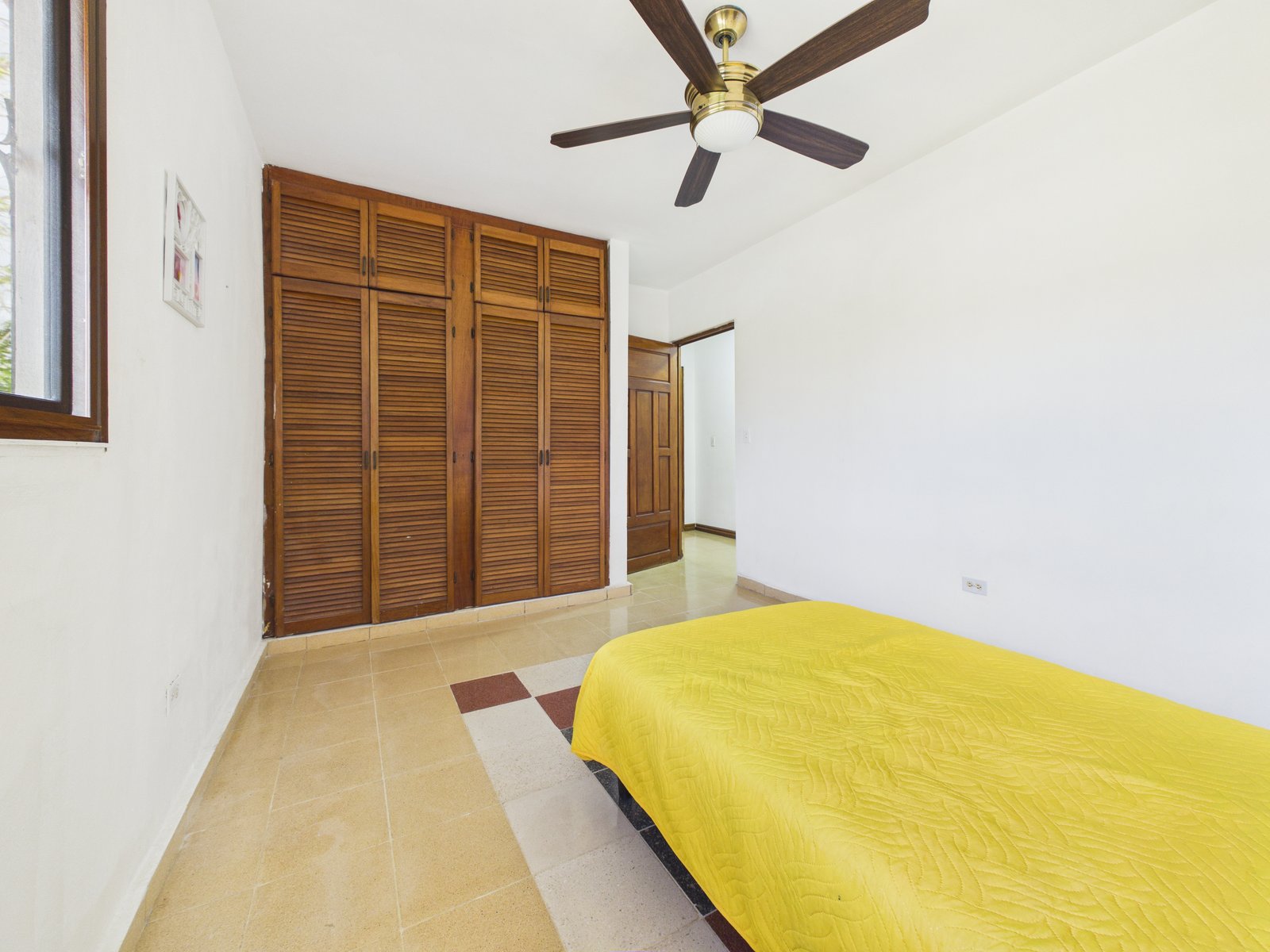 Casa en Antón — habitación con clóset de madera