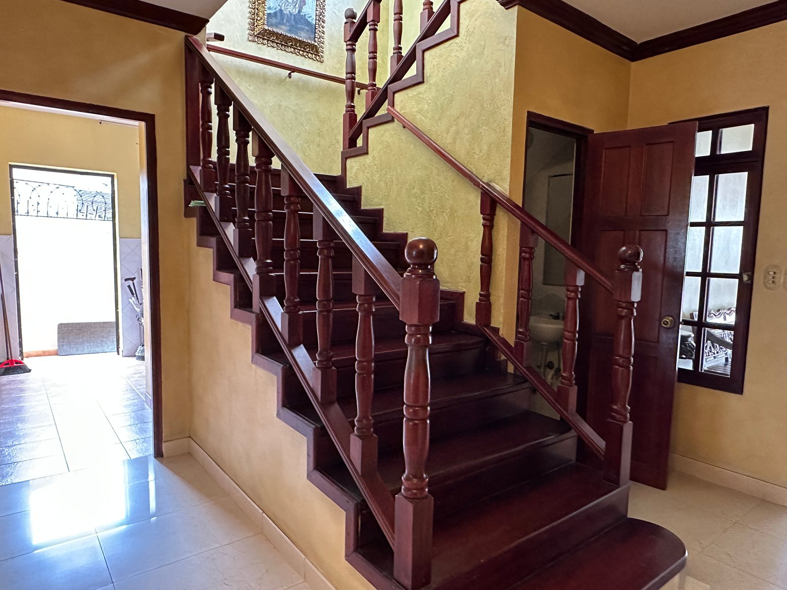 Casa en Betania — escalera de madera hacia el segundo piso