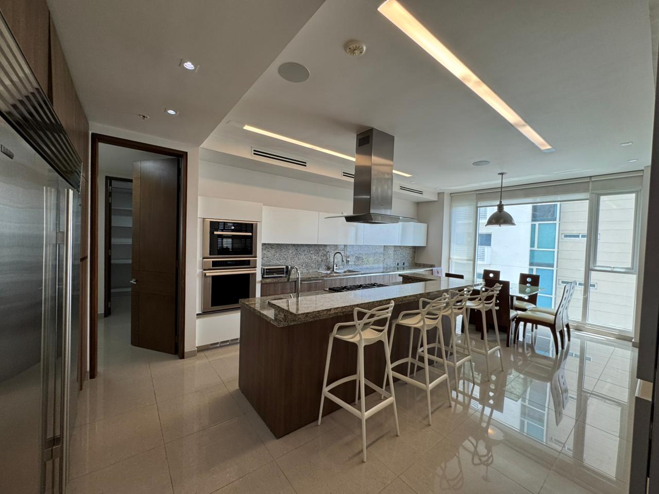 Marea 1, Piso 9 — cocina con isla