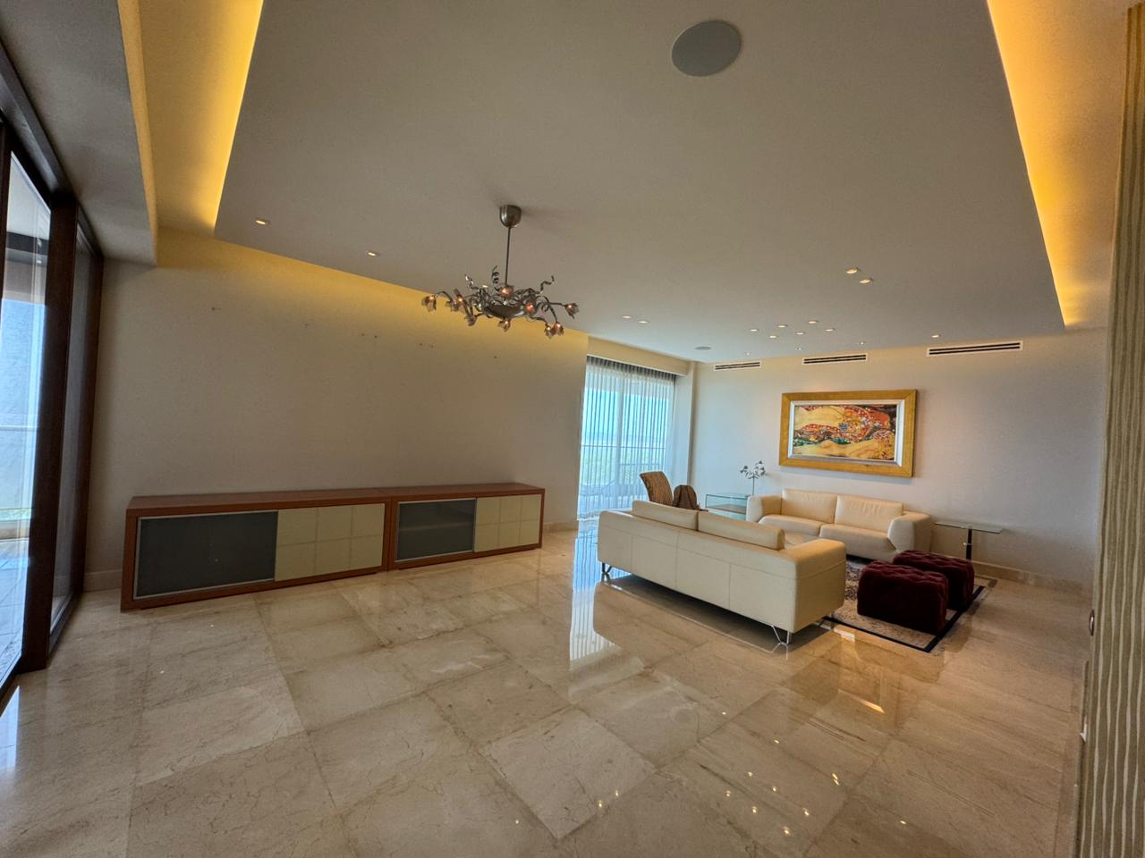 Marea 1, Piso 9 — sala principal
