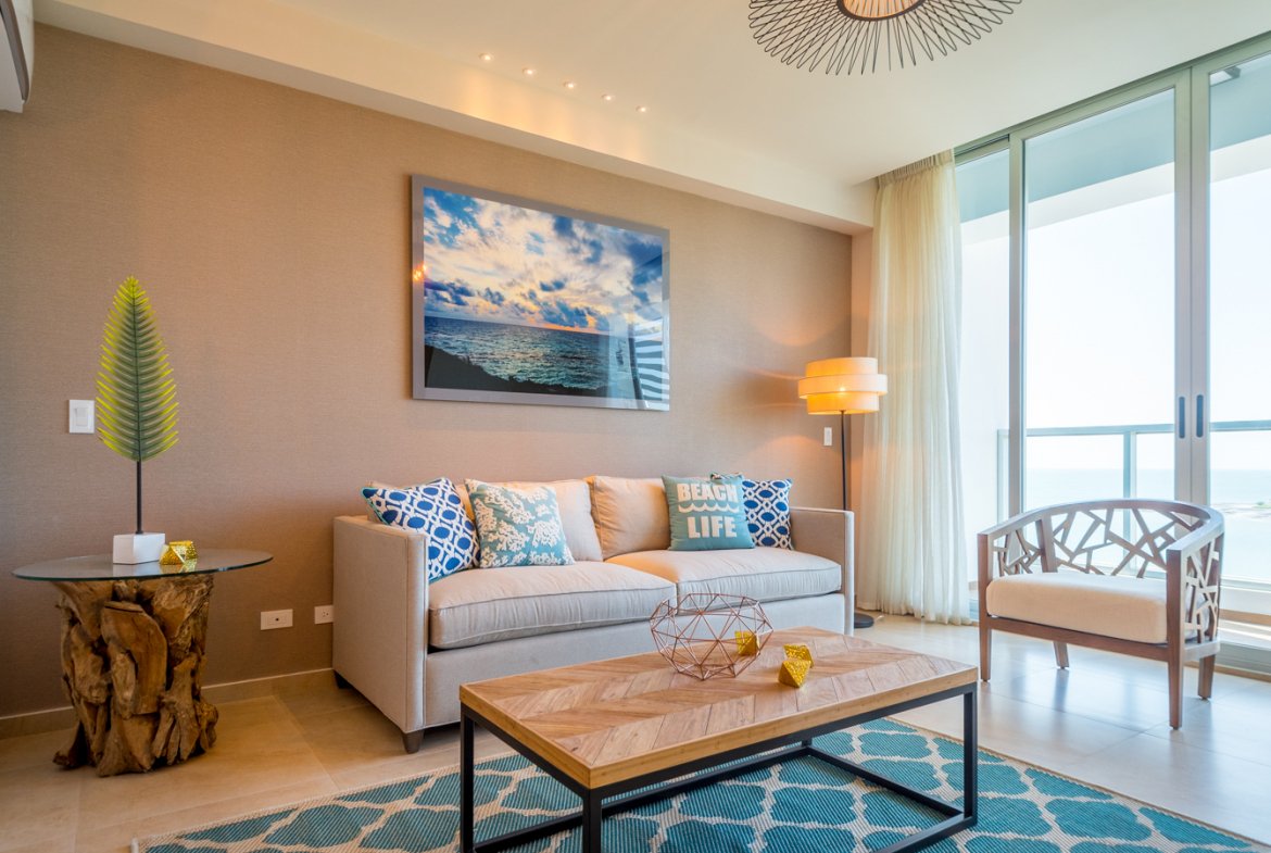 Sala de estar con vista al mar apartamentos en Playa Gorgona
