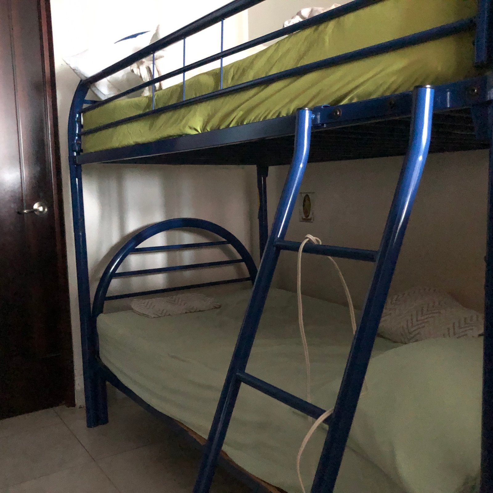 Cuarto y bao de servicio.