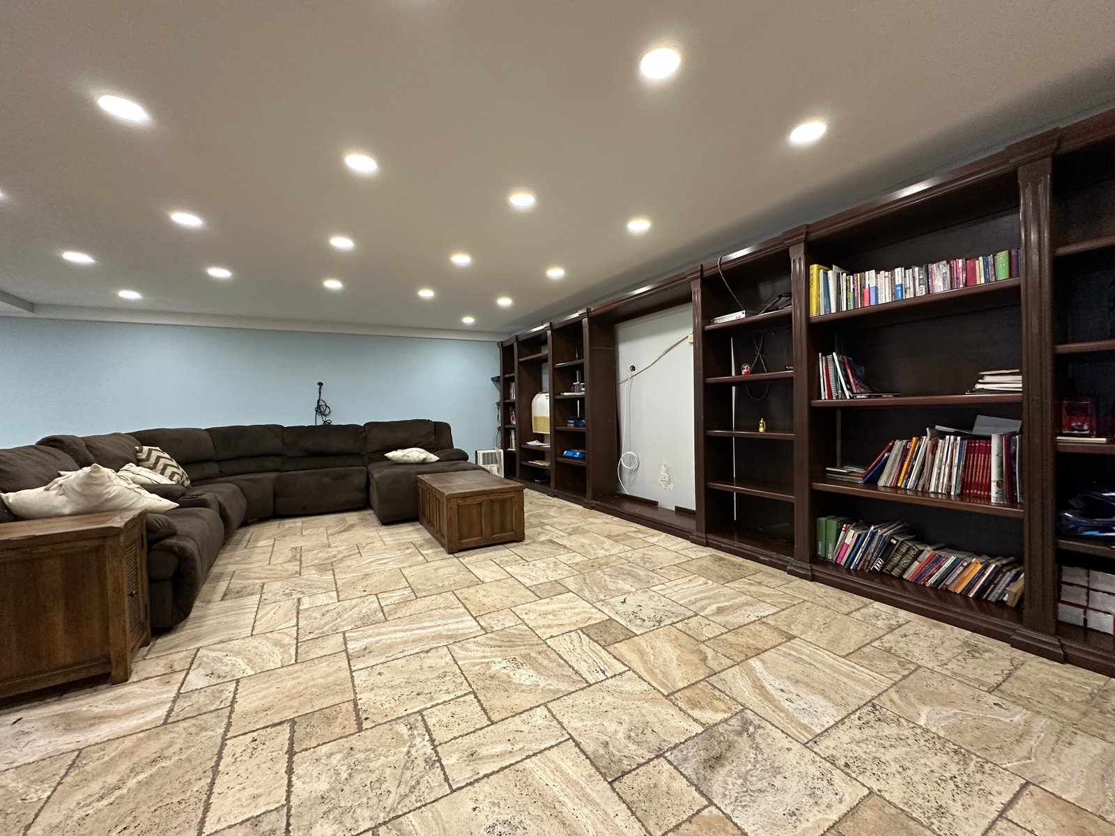 Casa en Betania — sala de TV con libreros empotrados
